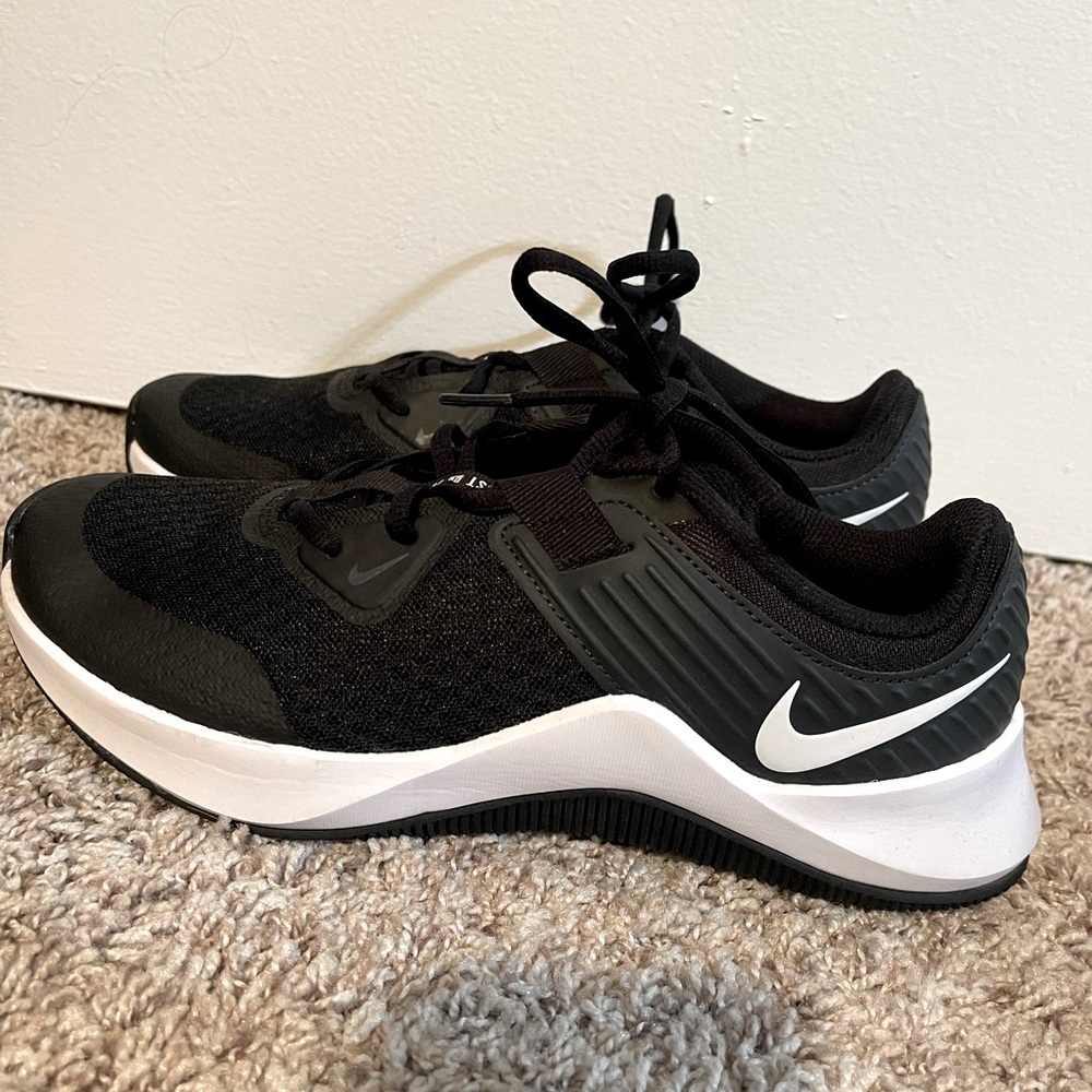 Women’s Nike shoes size 8.5